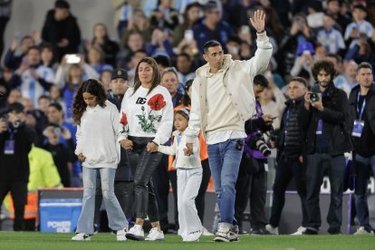 El jugador argentino Ángel di María (d) saluda a su ingreso al campo acompañado por su familia, previo a un partido de las eliminatorias sudamericana para el Mundial 2026 entre Argentina y Chile