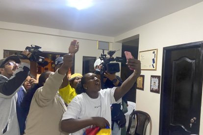 Narcisa España en vídeo llamada con su hija de oro, Kiara Rodríguez.