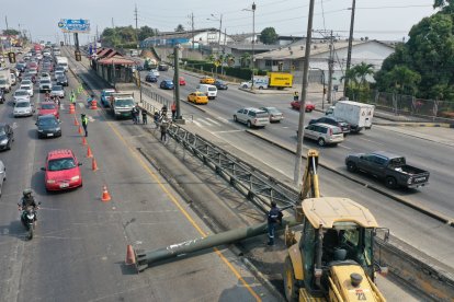 La caída de un poste de señalética agravó el tráfico en la vía a Daule.