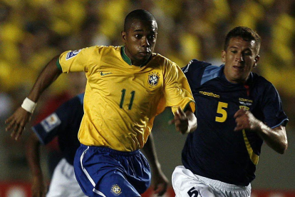 Ribinho (i) en jugada con Patricio Urrutia en Brasil vs. Ecuador