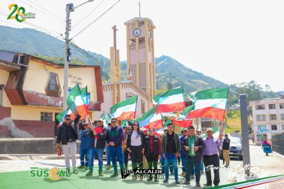 Autoridades de la ciudad participaron del acto de embanderar las calles céntricas.