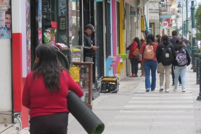 El sábado es un día de feria en la ciudad y entre los usuarios se pregunta si volverán los racionamientos.