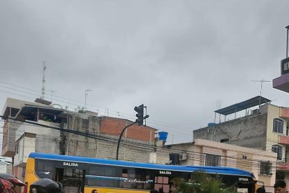 Dos automotores colisionaron en las calles Guabo y Santa Rosa, en el centro de la ciudad de Machala.