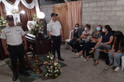 Al cabo primero José Peñafiel García lo velan en el cantón Palestina.