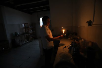 Algunos comerciantes prendieron velas para tener un poco de iluminación.