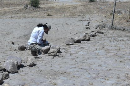 Vecinos y arqueólogos llegaron al sitio para ver la magnitud del daño ocasionado al bien patrimonial.