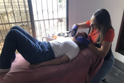 En un spa solo atendían masajes y faciales con la luz del día.