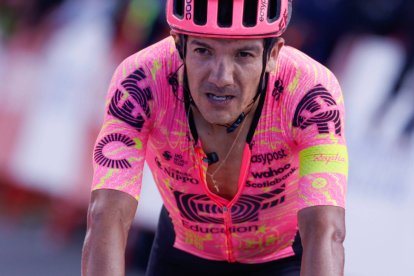 Richard Carapaz llegó fundido a la meta de la etapa 20 en la cima del Picón Blanco.