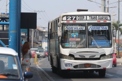 Los transportistas de buses urbanos de Guayaquil aseguran estar atravesando una crisis, por lo que buscan aumentar la tarifa del pasaje.