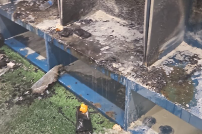 Uno de los camerinos del estadio Capwell se incendió este domingo.