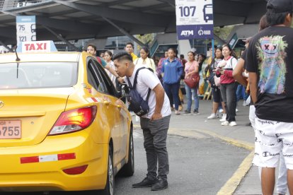 Usuarios tratan de llegar a sus trabajos. Largas filas en el Terminal Terrestre.