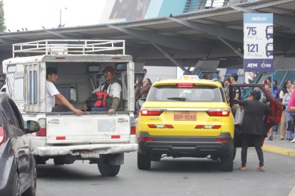 Ciudadanos recurrieron a alternativas improvisadas para movilizarse, como subirse en los baldes de camionetas.