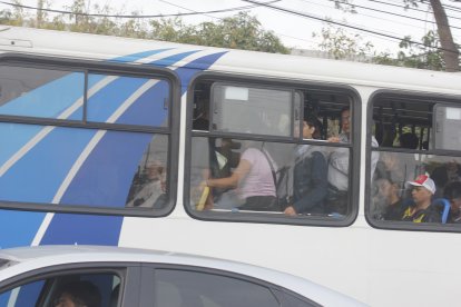 Las unidades de buses que están trabajando en Guayaquil se encuentran llenas de pasajeros.
