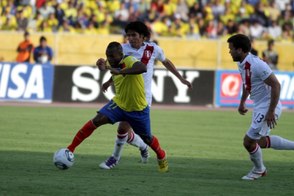 Christian Benítez (c) fue el autor de uno de los goles en la victoria 2-0 ante Perú en 2011