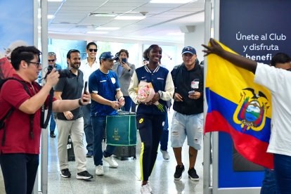 Kiara Rodríguez llegó a Guayaquil y fue recibida por sus familiares y amigos.