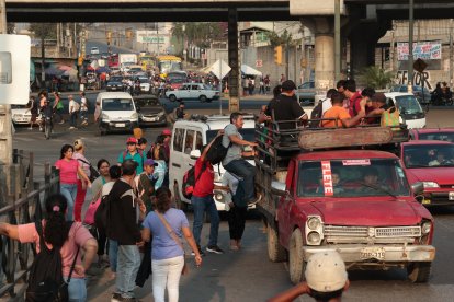 Guayaquileños han tenido que viajar ‘a como pinte’ por la paralización, sin medir los peligros como ir ‘apilados’ sobre baldes de camionetas.