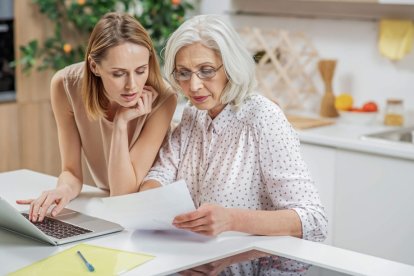 Según expertos, los adultos mayores se resisten a las cuentas de ahorros.