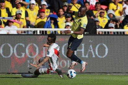 Enner Valencia (d) de Ecuador disputa un balón con Marcos López de Perú este martes, en un partido de las eliminatorias sudamericanas para el Mundial de 2026 entre Ecuador y Perú en el estadio Rodrigo Paz Delgado en Quito (Ecuador).
