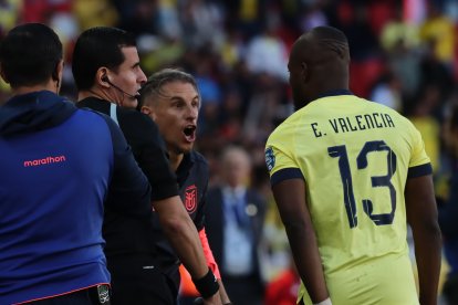 Sebastián Beccacece y Enner Valencia, en el triunfo ante Perú.