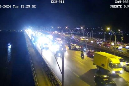 El siniestro provocó gran congestionamiento vehicular en ambos sentidos del puente.