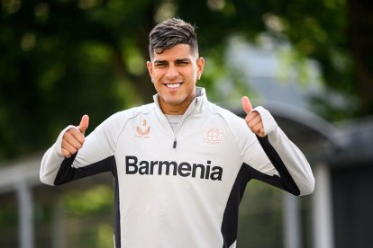 Piero Hincapié en la práctica con Bayer Leverkusen en el inicio de la temporada de la Bundesliga