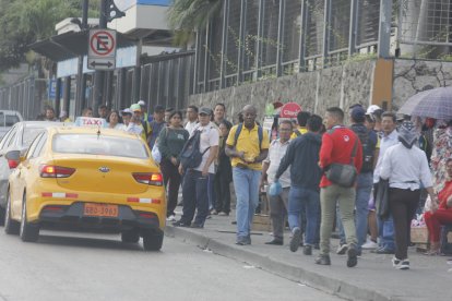Durante la paralización de buses, los ciudadanos se han visto obligados a recurrir inesperadamente al servicio de taxis, lo que ha complicado su economía.