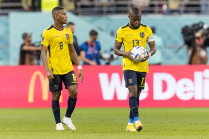 Carlos Gruezo (i) junto a Enner Valencia en un partido de la selección de Ecuador