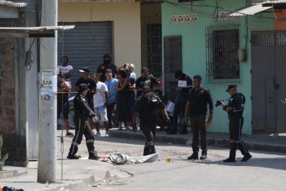 Los cuerpos quedaron a una distancia de unos 150 metros. Agentes policiales llegaron al sitio.