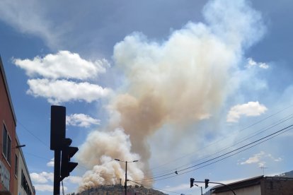 El fuego se expande desde la zona sur de El Panecillo, Centro Histórico de la capital.