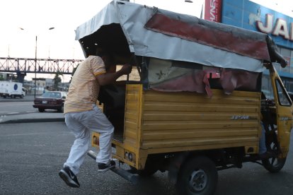 Las personas, por desesperación, se treparon en todo tipo de vehículos durante la paralización.