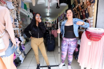 Los empleados y dueños de negocios tienen que ‘armarse’ para combatir a los habitantes de calle ‘manos largas’.