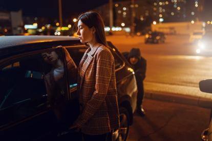 Referencial: los delincuentes aprovechan momentos de descuido de sus víctimas para atacar por detrás.