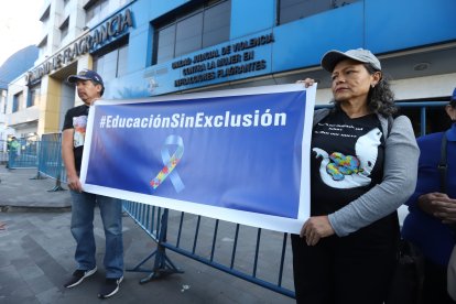 Otros padres de familia y personas con esta condición apoyaron la causa de la familia Sperber.