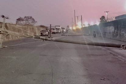 Un poste tumbado sería la razón del corte de luz en zonas del sur de Guayaquil.