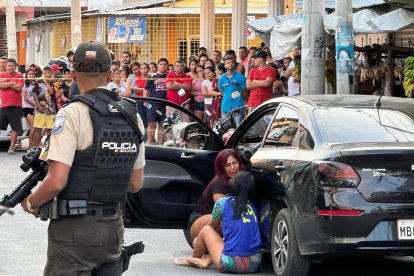 La víctima fue asesinada cuando su esposa estaba comprando.