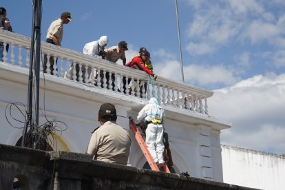 El cuerpo estaba colgando de un edificio municipal, en Cayambe.