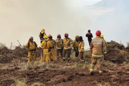 Los bomberos, autoridades de Sigchos y un equipo de EXTRA estuvieron atrapados en el incendio por casi tres horas.