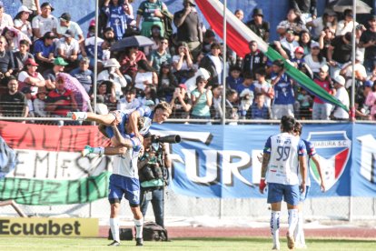 Luca Klimowicz de Imbabura le hizo un doblete a Liga de Quito.