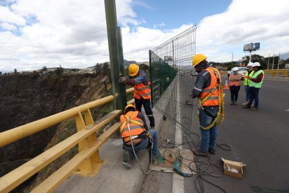En los puentes de El Chiche y Gualo se colocan vallas para evitar suicidios