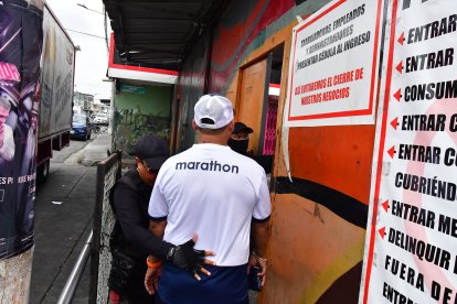 En el ingreso al barrio de tolerancia, los clientes son registrados por personal de seguridad.