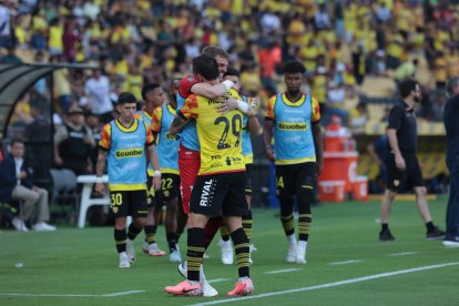 La foto del partido Octavio Rivero abraza a Javier Burrai en el festejo del primer gol.