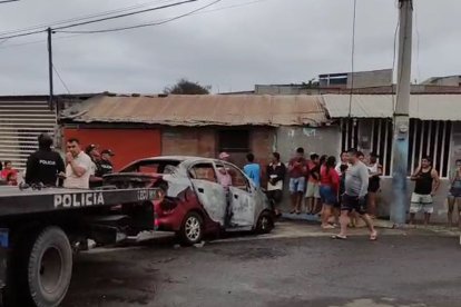 Así quedó el vehículo incendiado en Manta.