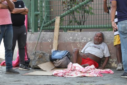 Caín, como lo conocen, se mantiene en una acera acostado sobre un cartón.