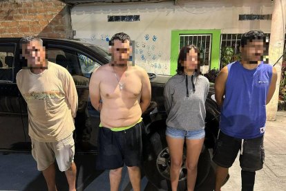 Entre los aprehendidos se encuentra una mujer.