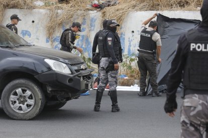 Miembros de las fuerzas del orden llegaron al sitio para recabar indicios.