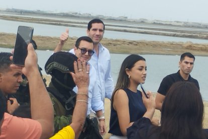 El presidente Noboa recorrió una obra paralizada en Santa Elena.