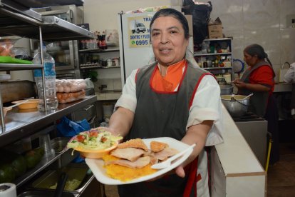 La caserita es la cuarta generación en su familia en ofrecer hornado.