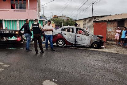 Moradores vivieron momentos de tensión por el carro incendiado.