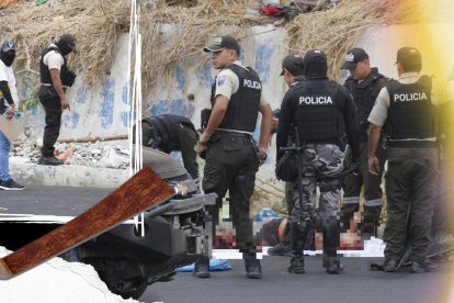 El torso y la cabeza estaban envueltos en una piscina plástica de color celeste. La Policía recogió indicios en el lugar del hallazgo.