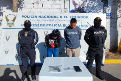 Los ocupantes del vehículo fueron aprehendidos para investigaciones por agentes de la Policía Nacional del Ecuador.